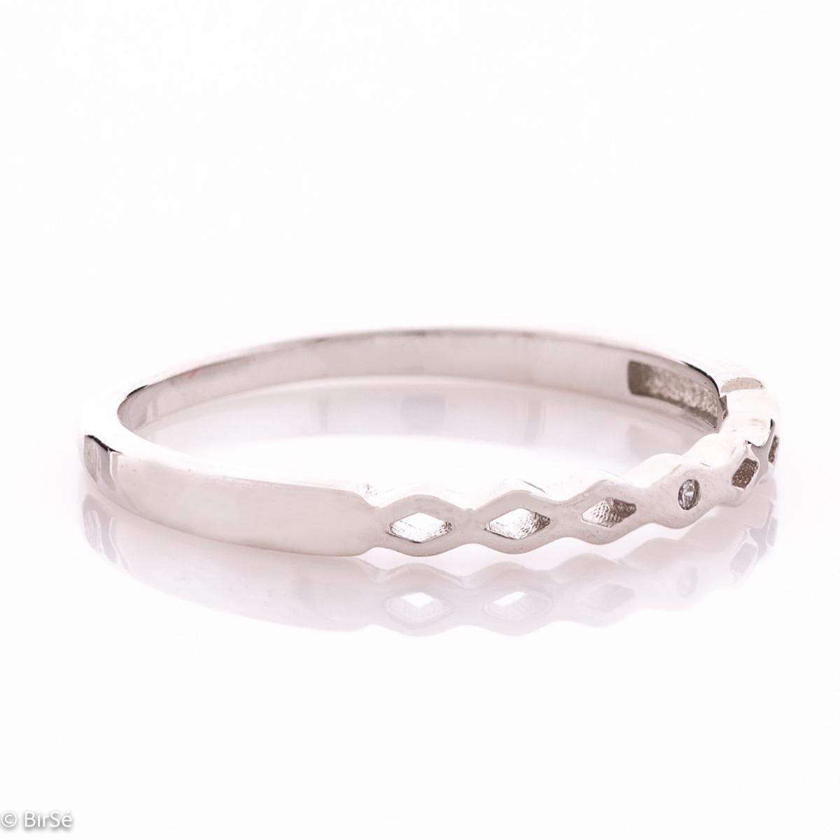 Ефирен Пръстен от Родирано Сребро с Нежни Елементи и Фин Циркон