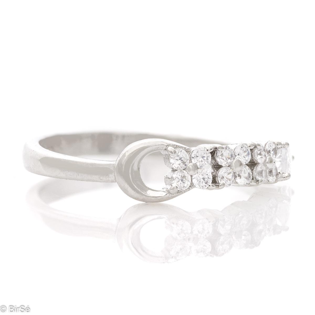 Изящен Сребърен Пръстен с Бляскави Циркони