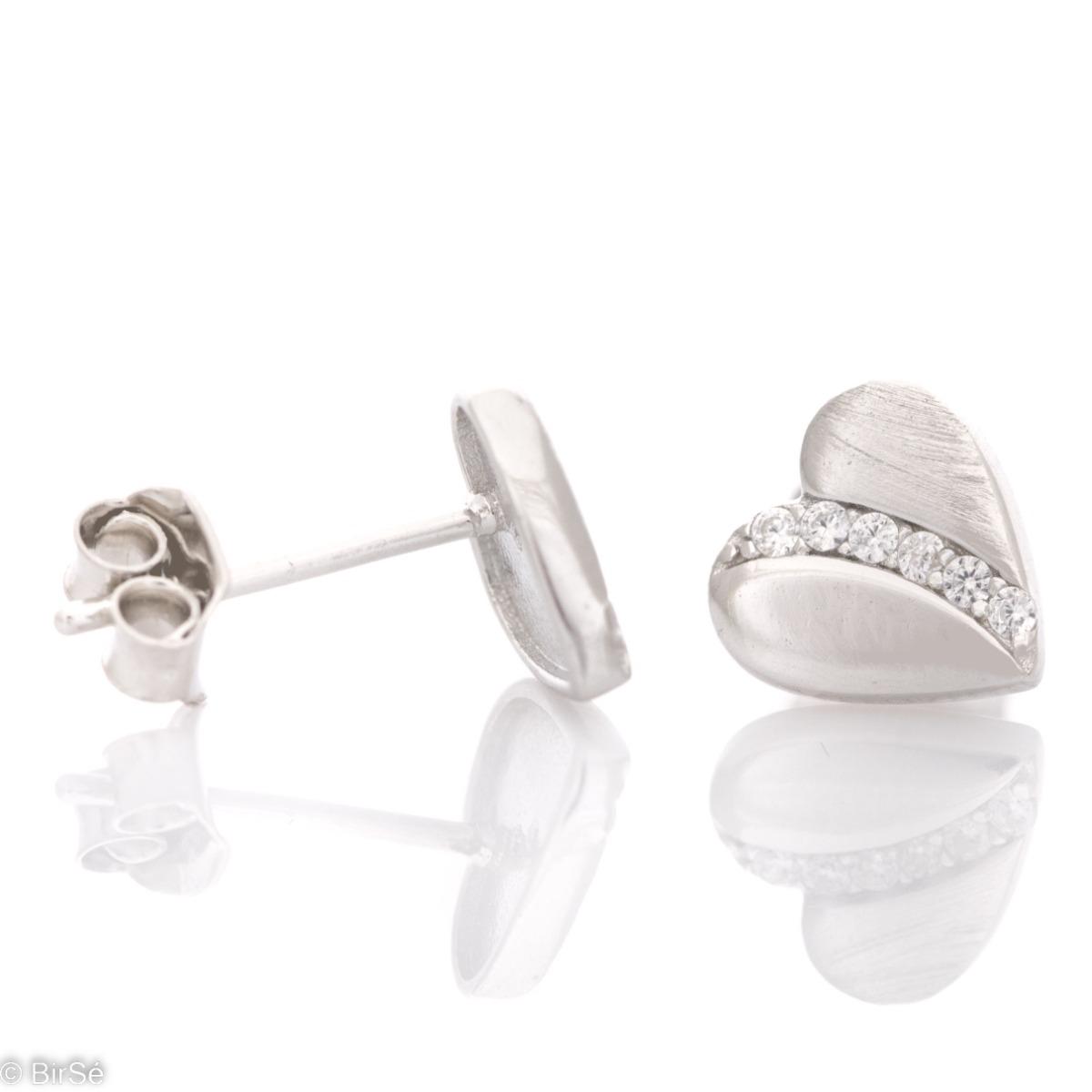 Сребърни Обеци на Щифт с Матирано Сърце и Нежни Циркони