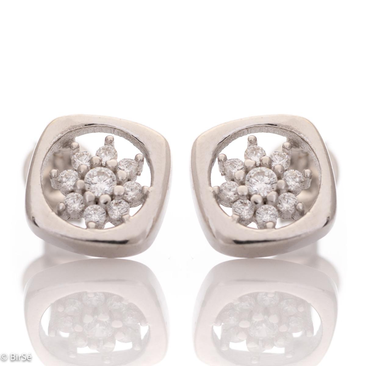 Шармантни Сребърни Обеци с Нежно Цвете от Бляскави Циркони