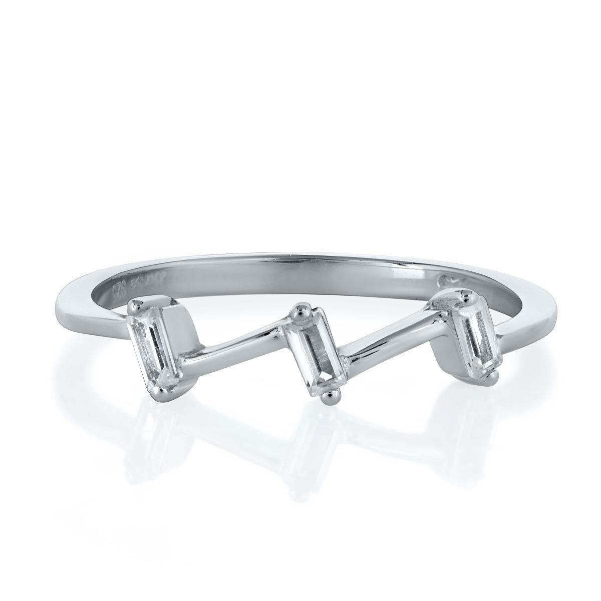 Стилен Сребърен Пръстен с Три Циркона