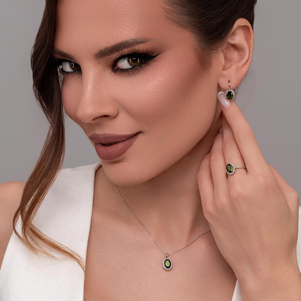Комплект бижута със зелен турмалин и диаманти - обеци, колие и пръстен