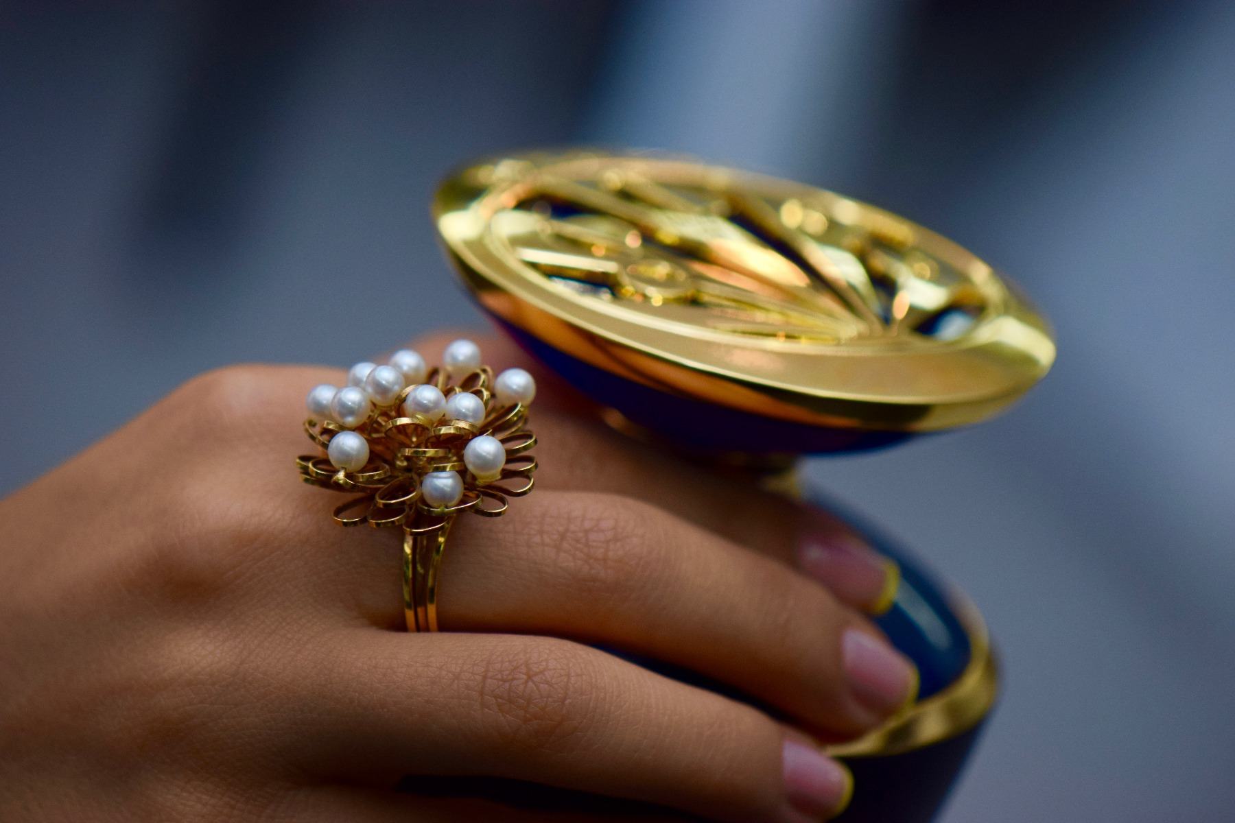 златен пръстен с перли до парфюм