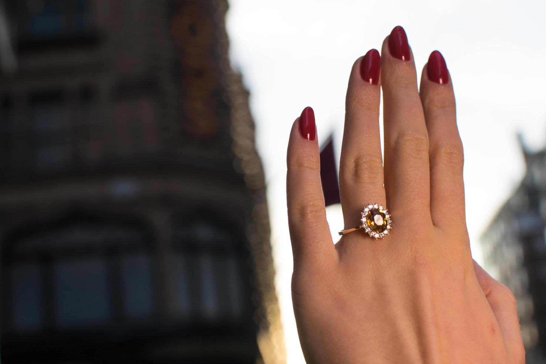 златен пръстен със султанит